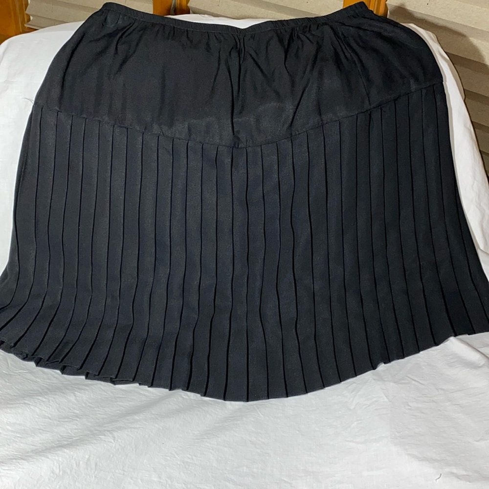 Women’s 26w  Black Pleated Skirt Non Smoker